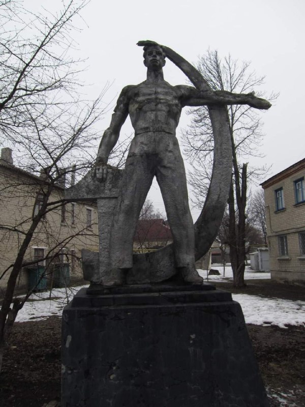 У місті Лозова на Харківщині демонтовано пам'ятник чоловіка з серпом і молотом.