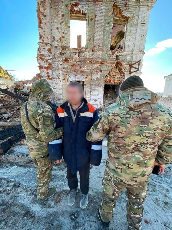😏В одному із звільнених сіл Харківської області поліцейські знайшли російського окупанта з 27 мотострілецької бригади