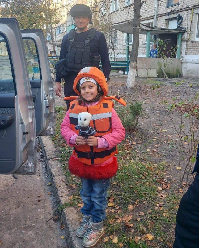 12 дітей евакуювали поліцейські та волонтери з Куп“янського району. З дітьми разом виїхали 11 дорослих