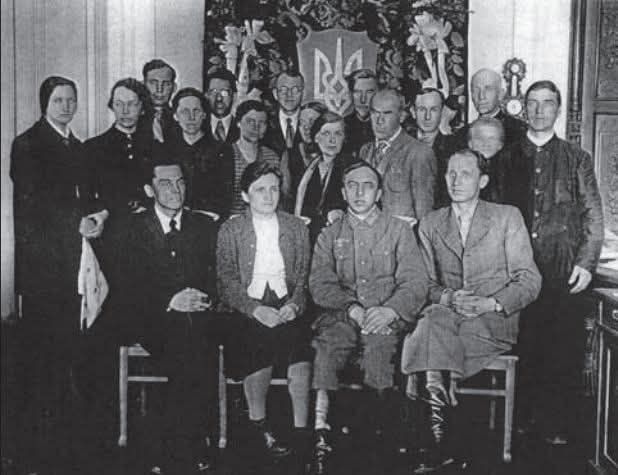 Редакція харківської газети «Нова Україна» в 1942 р. Сидить в однострої другий справа П.А Редакція харківської газети «Нова Україна» в 1942 р. Сидить в однострої другий справа П.А