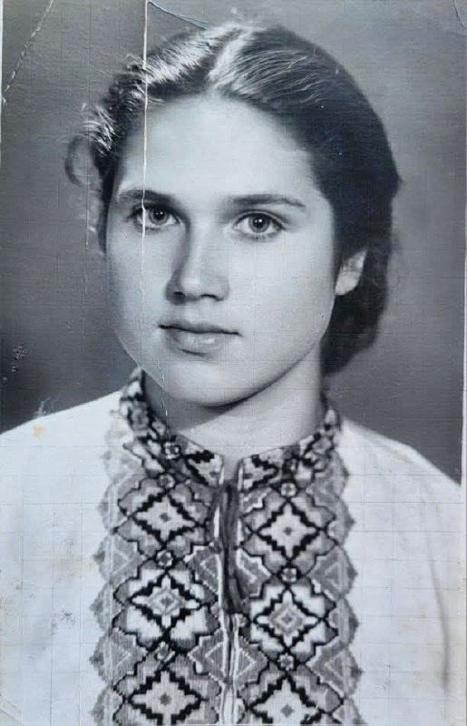 🇺🇦Вишиванка з Харківщини, 1955 рік.
На фото Людмила Гребенюк (1938 року народження), їй тут 17 років. 🇺🇦Вишиванка з Харківщини, 1955 рік.
На фото Людмила Гребенюк (1938 року народження), їй тут 17 років.