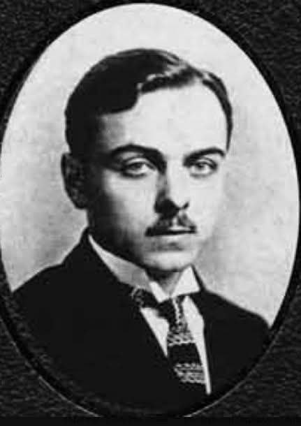 В цей день 1900 року народився Юрій Липа (1900-1944) - український письменник, поет, лікар, один з ідеологів українського націоналізму В цей день 1900 року народився Юрій Липа (1900-1944) - український письменник, поет, лікар, один з ідеологів українського націоналізму