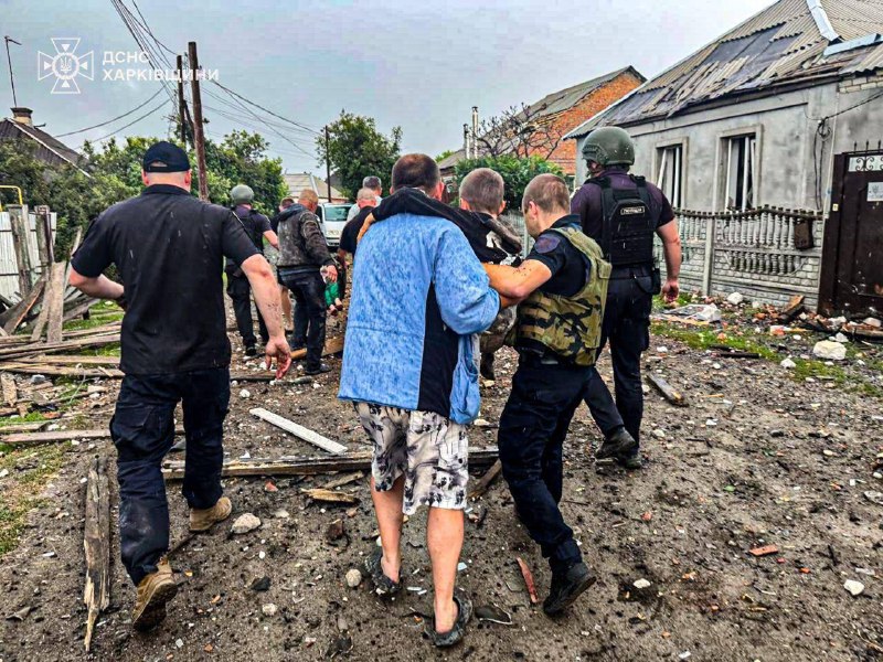 рф вдарила по Золочіву: 11-річного хлопчика та його маму в Золочеві дістали з-під уламків напівруйнованого погреба, - ДСНС рф вдарила по Золочіву: 11-річного хлопчика та його маму в Золочеві дістали з-під уламків напівруйнованого погреба, - ДСНС