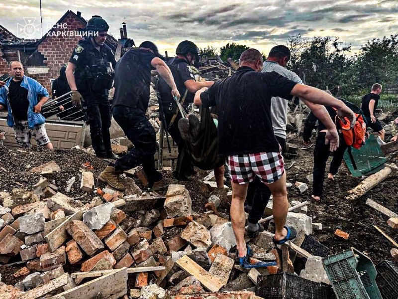 рф вдарила по Золочіву: 11-річного хлопчика та його маму в Золочеві дістали з-під уламків напівруйнованого погреба, - ДСНС рф вдарила по Золочіву: 11-річного хлопчика та його маму в Золочеві дістали з-під уламків напівруйнованого погреба, - ДСНС