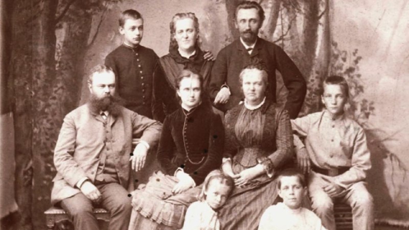 Світлина під назвою "Дві родини". Стоять представники знаменитої Харківської родини Раєвських Світлина під назвою "Дві родини". Стоять представники знаменитої Харківської родини Раєвських