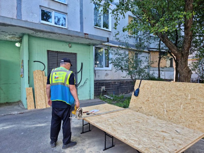 У Харкові усувають наслідки нічних ворожих ударів.
Волонтери Координаційного гуманітарного центру оперативно... У Харкові усувають наслідки нічних ворожих ударів.
Волонтери Координаційного гуманітарного центру оперативно...