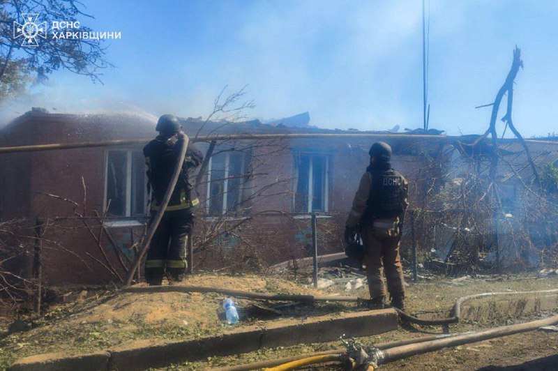 У селі Гороховатка Борівської громади російські обстріли спричинили пожежі у двох приватниборох будинках на загальній площі 200 кв У селі Гороховатка Борівської громади російські обстріли спричинили пожежі у двох приватниборох будинках на загальній площі 200 кв