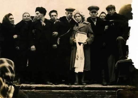 Весілля на Харківщині, 1958 рік.
Надіслала родинне фото @svitla.art
💬 коментар до фото: Весілля на Харківщині, 1958 рік.
Надіслала родинне фото @svitla.art
💬 коментар до фото: