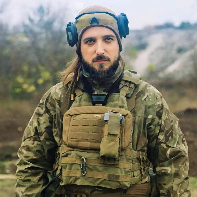 7 січня два роки тому на Харківщині загинув Максим "Далі" Кривцов - український поет, фотограф, громадський діяч, доброволець (1990-2024). 7 січня два роки тому на Харківщині загинув Максим "Далі" Кривцов - український поет, фотограф, громадський діяч, доброволець (1990-2024).