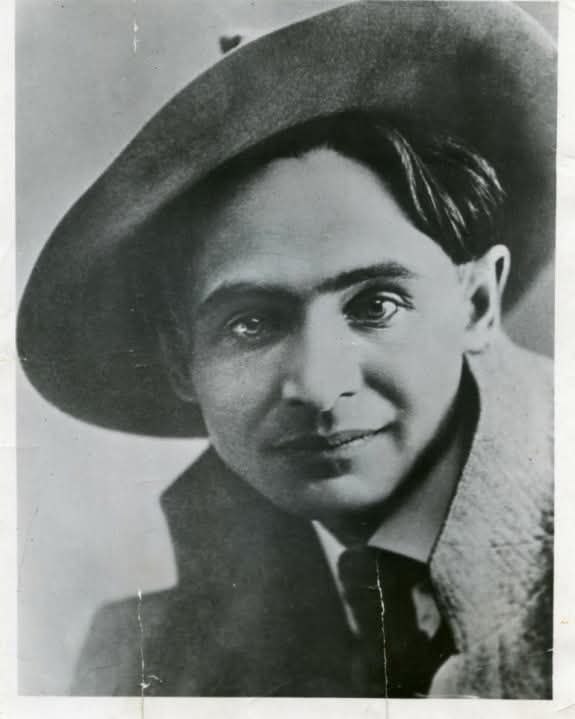 9 квітня 1934 р. був засуджений до 5 років виправно-трудових таборів Лесь Курбас (1887-1937) - видатний український режисер, актор, драматург. 9 квітня 1934 р. був засуджений до 5 років виправно-трудових таборів Лесь Курбас (1887-1937) - видатний український режисер, актор, драматург.