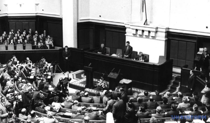 24 жовтня 1991 Верховна Рада України затвердила постанову «Про без'ядерний статус України». 24 жовтня 1991 Верховна Рада України затвердила постанову «Про без'ядерний статус України».